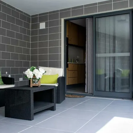 Stonehouse * Ponta Delgada