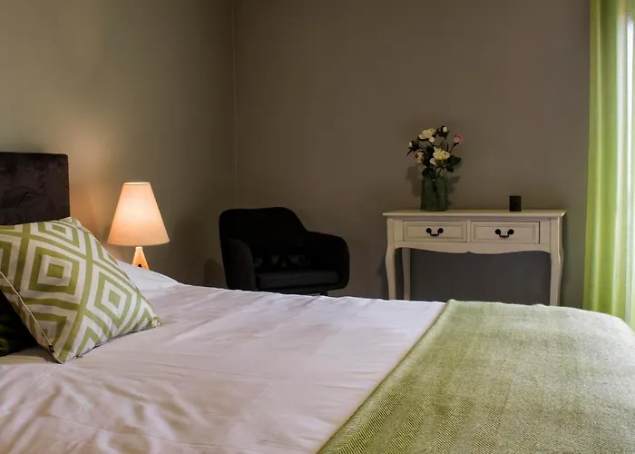 Stonehouse * Ponta Delgada